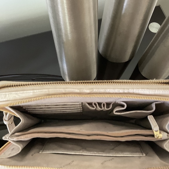 Brahmin Leather Crossbody with IPad pocket - Picture 4 of 5